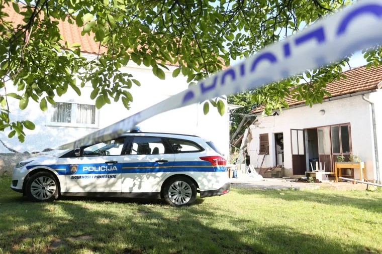 Plin je eksplodirao u dvorišnoj zgradi koja je u potpunosti uništena.