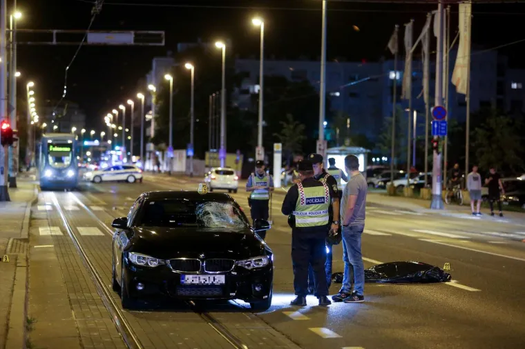 Zagreb - U prometnoj nesreći na Aveniji Dubrava kod križanja s Kapucinskom ulicom poginula je jedna osoba. Nesreća se dogodila u 21.25 sati kada je automobil naletio na pje&scaron;aka koji je smrtno stradao. Očevid je u tijeku.