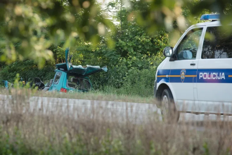 Lug: vozač osobnog automobila poginuo u sudaru s autobusom