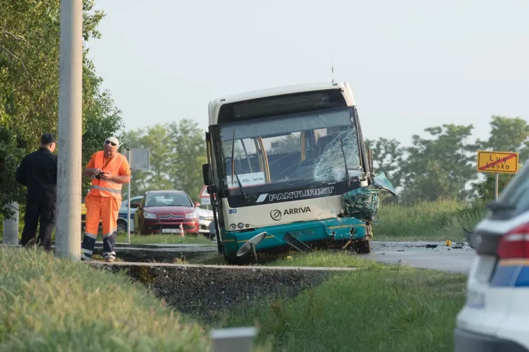 Lug: vozač osobnog automobila poginuo u sudaru s autobusom