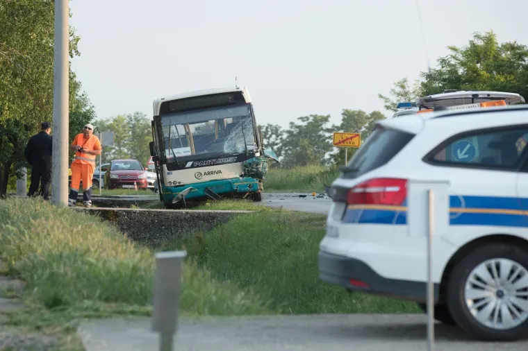 Lug: vozač osobnog automobila poginuo u sudaru s autobusom