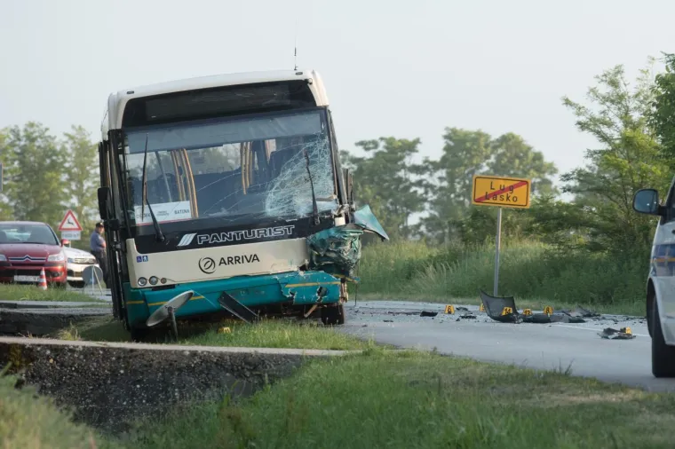 Lug: vozač osobnog automobila poginuo u sudaru s autobusom