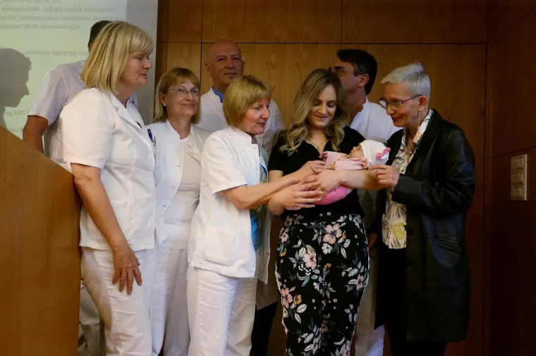 Izlazak iz bolnice najmanje bebe koja je preživjela kompleksnu abdominalnu operaciju