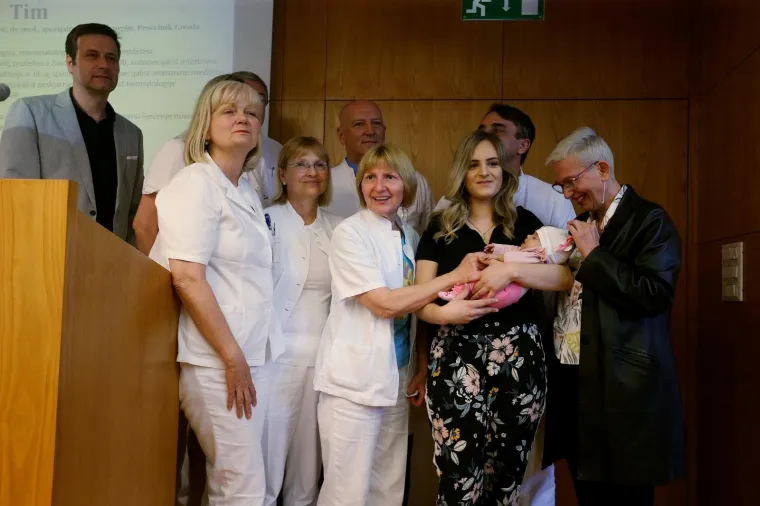 Izlazak iz bolnice najmanje bebe koja je preživjela kompleksnu abdominalnu operaciju