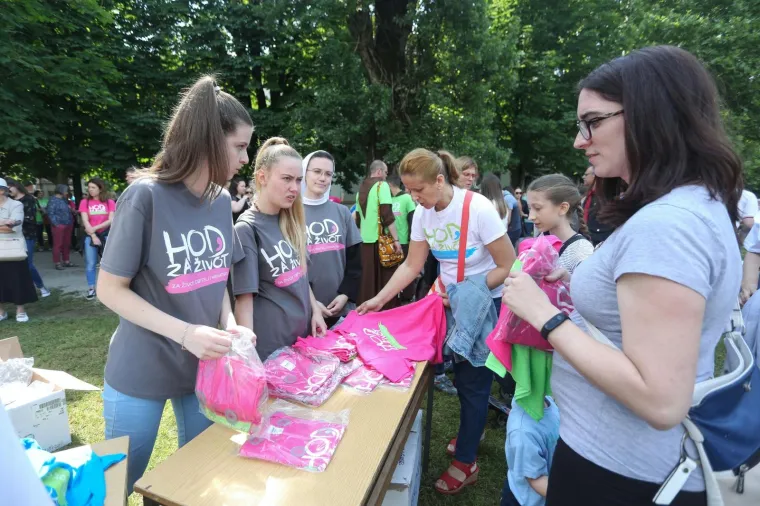 HOD ZA ŽIVOT: Pogledajte okupljanje protivnika pobočaja u Zagrebu