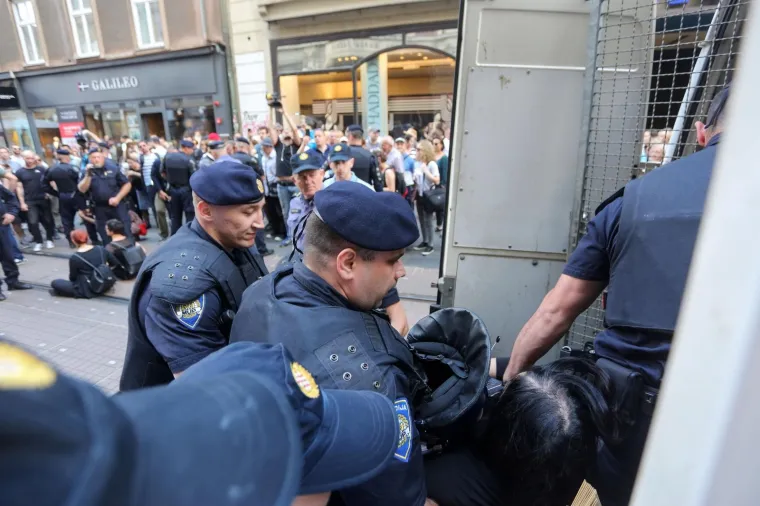 SJELI NASRED CESTE I POKU&Scaron;ALI ZAUSTAVITI 'HOD ZA ŽIVOT': Policija odnijela sedmero aktivista i potrpala ih u maricu
