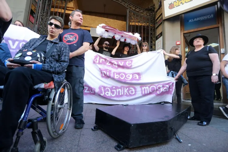 Zagreb - Povorka sudionika inicijative "Hoda za zivot, obitelj i Hrvatsku" od Trga Franje Tudjmana do Trga bana Josipa Jelacica u znak potpore rodjenom i nerodjenom djetetu, njegovoj majci i obitelji. Nekoliko aktivista protiv Hoda za zivot bezuspjesno pokusale u naumu da blokiraju kolonu u čemu ih je sprijecila interventna policija