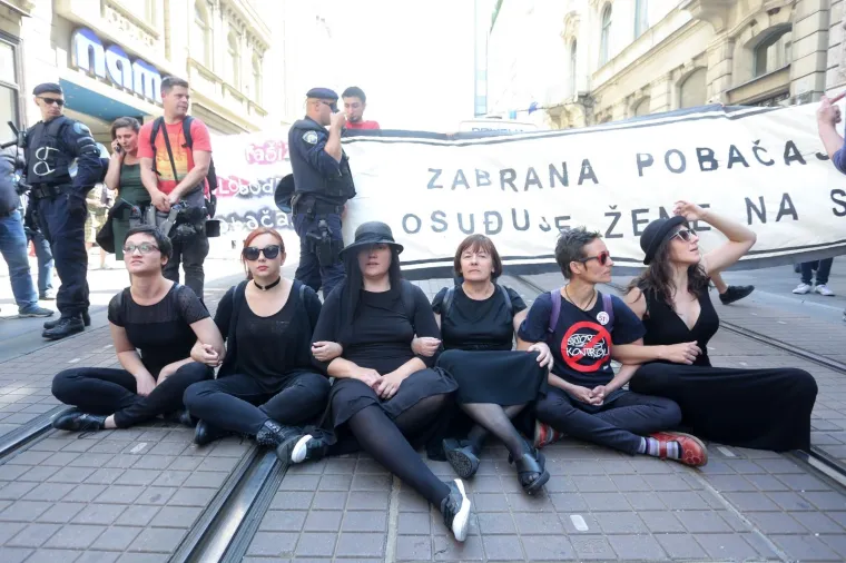 SJELI NASRED CESTE I POKU&Scaron;ALI ZAUSTAVITI 'HOD ZA ŽIVOT': Policija odnijela sedmero aktivista i potrpala ih u maricu