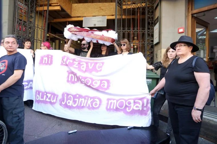 SJELI NASRED CESTE I POKU&Scaron;ALI ZAUSTAVITI 'HOD ZA ŽIVOT': Policija odnijela sedmero aktivista i potrpala ih u maricu