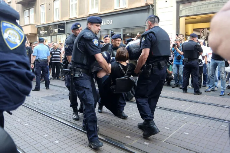 SJELI NASRED CESTE I POKU&Scaron;ALI ZAUSTAVITI 'HOD ZA ŽIVOT': Policija odnijela sedmero aktivista i potrpala ih u maricu