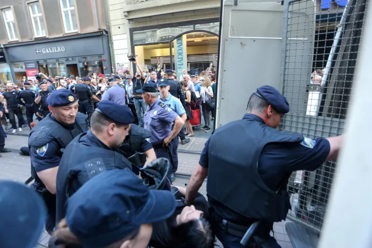 SJELI NASRED CESTE I POKU&Scaron;ALI ZAUSTAVITI 'HOD ZA ŽIVOT': Policija odnijela sedmero aktivista i potrpala ih u maricu