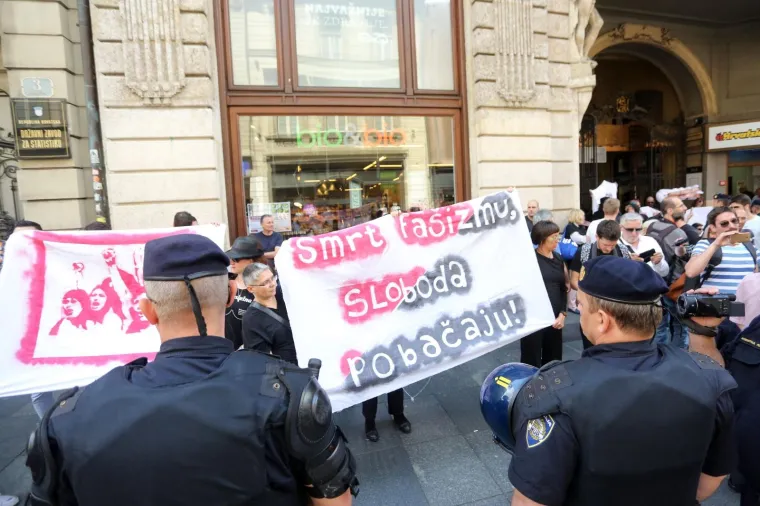 SJELI NASRED CESTE I POKU&Scaron;ALI ZAUSTAVITI 'HOD ZA ŽIVOT': Policija odnijela sedmero aktivista i potrpala ih u maricu