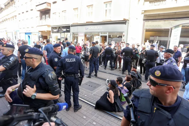 SJELI NASRED CESTE I POKU&Scaron;ALI ZAUSTAVITI 'HOD ZA ŽIVOT': Policija odnijela sedmero aktivista i potrpala ih u maricu