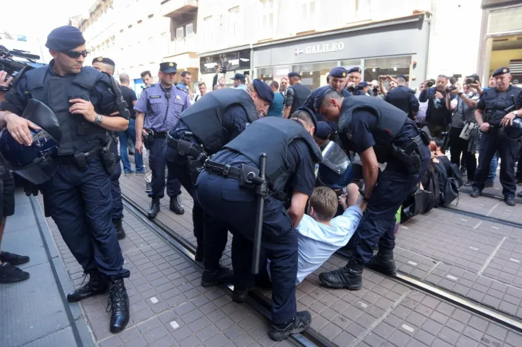SJELI NASRED CESTE I POKU&Scaron;ALI ZAUSTAVITI 'HOD ZA ŽIVOT': Policija odnijela sedmero aktivista i potrpala ih u maricu