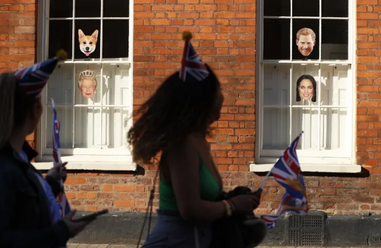 U OČEKIVANJU VJENČANJA HARRYJA I MEGHAN: Fanovi kampiraju ispred Windsora, a dvorac je prekrasno ukra&scaron;en