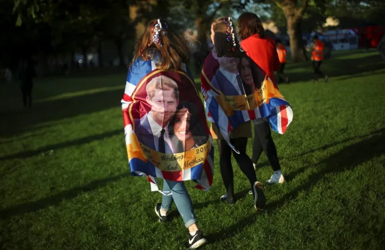 U OČEKIVANJU VJENČANJA HARRYJA I MEGHAN: Fanovi kampiraju ispred Windsora, a dvorac je prekrasno ukra&scaron;en