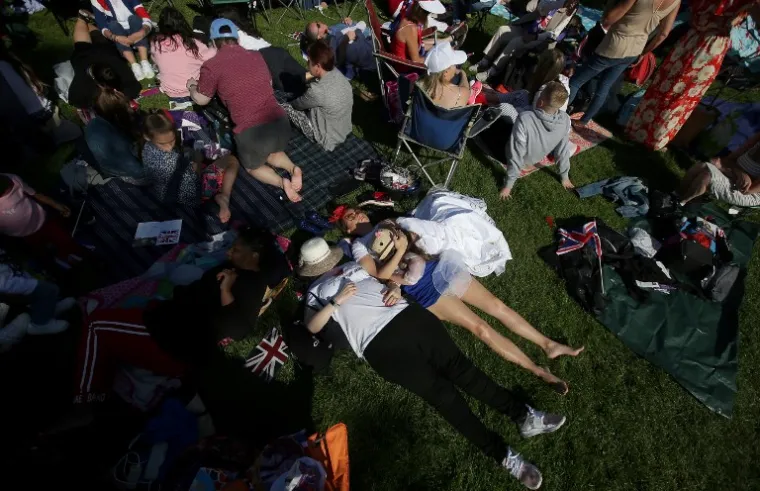 U OČEKIVANJU VJENČANJA HARRYJA I MEGHAN: Fanovi kampiraju ispred Windsora, a dvorac je prekrasno ukra&scaron;en