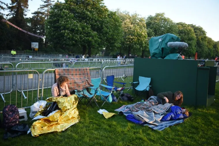 U OČEKIVANJU VJENČANJA HARRYJA I MEGHAN: Fanovi kampiraju ispred Windsora, a dvorac je prekrasno ukra&scaron;en