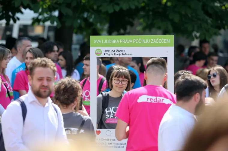 Na Trgu Franje Tuđmana okupljaju se sudionici inicijative 'Hod za život, obitelj i Hrvatsku'