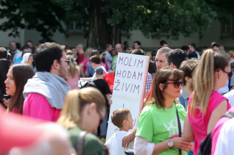 Na Trgu Franje Tuđmana okupljaju se sudionici inicijative 'Hod za život, obitelj i Hrvatsku'