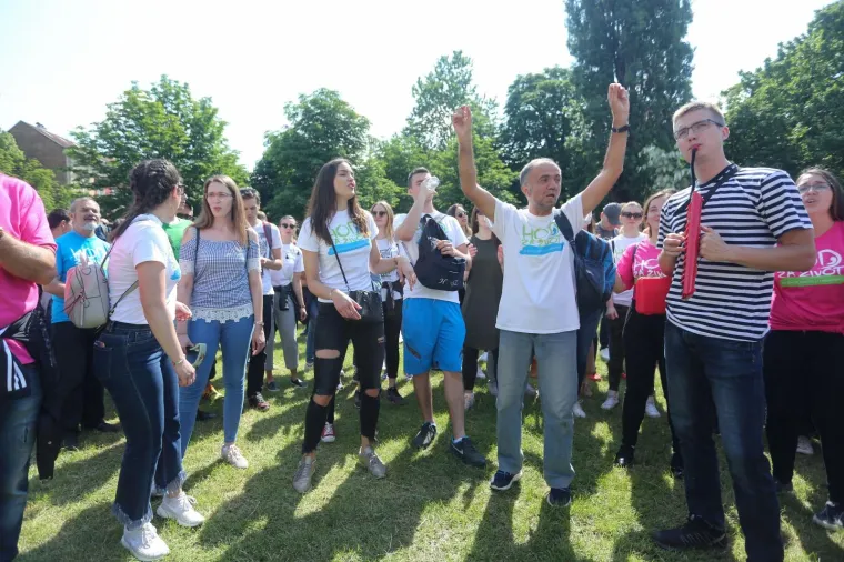 Na Trgu Franje Tuđmana okupljaju se sudionici inicijative 'Hod za život, obitelj i Hrvatsku'