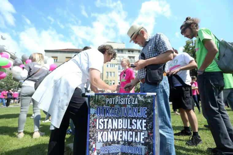 Na Trgu Franje Tuđmana okupljaju se sudionici inicijative 'Hod za život, obitelj i Hrvatsku'