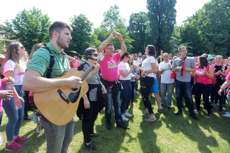 Na Trgu Franje Tuđmana okupljaju se sudionici inicijative 'Hod za život, obitelj i Hrvatsku'