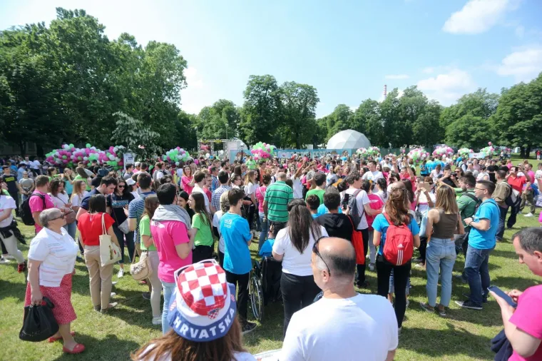 Na Trgu Franje Tuđmana okupljaju se sudionici inicijative 'Hod za život, obitelj i Hrvatsku'