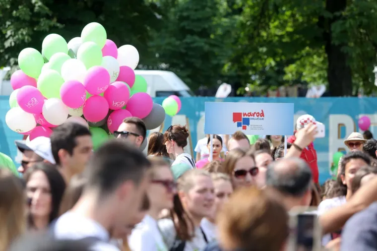 Na Trgu Franje Tuđmana okupljaju se sudionici inicijative 'Hod za život, obitelj i Hrvatsku'