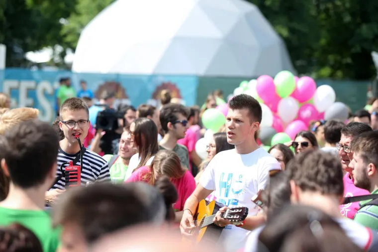 Na Trgu Franje Tuđmana okupljaju se sudionici inicijative 'Hod za život, obitelj i Hrvatsku'