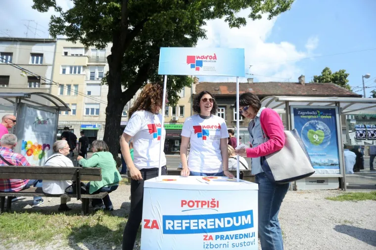 Na Trgu Franje Tuđmana okupljaju se sudionici inicijative 'Hod za život, obitelj i Hrvatsku'