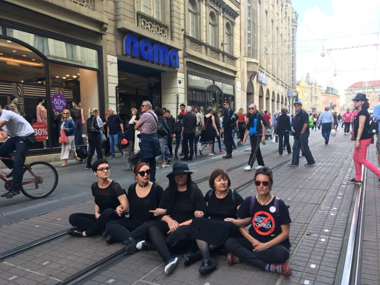 'Posljednji pozdrav žrtvama liječničkog priziva savjesti': prosvjednice i u Zagrebu počeli trpati u maricu