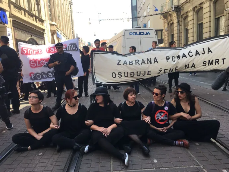 'Posljednji pozdrav žrtvama liječničkog priziva savjesti': prosvjednice i u Zagrebu počeli trpati u maricu