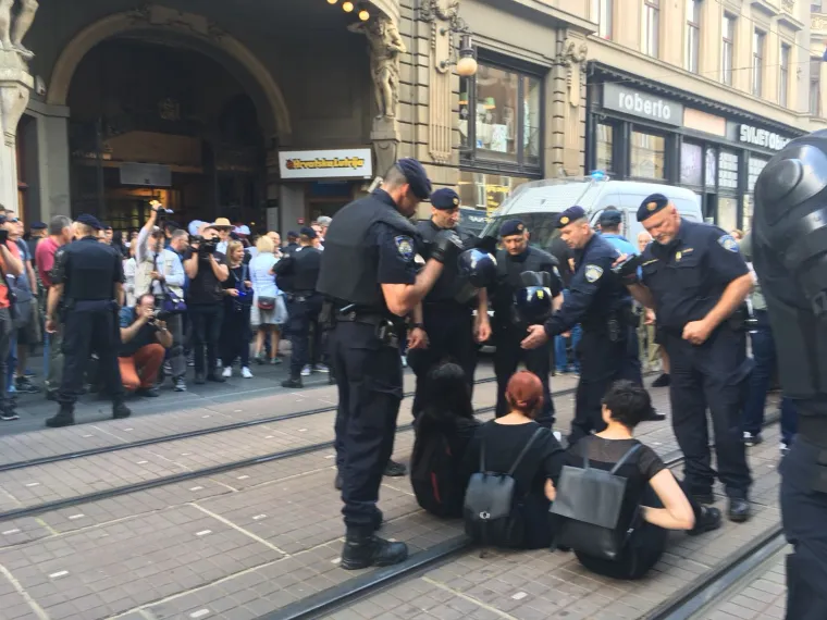 'Posljednji pozdrav žrtvama liječničkog priziva savjesti': prosvjednice i u Zagrebu počeli trpati u maricu