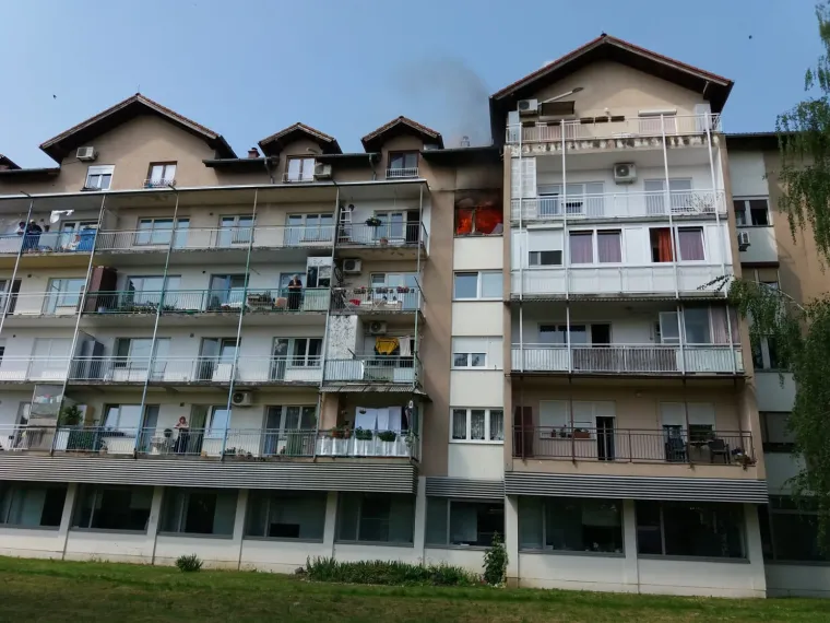 U subotu ujutro u Dugom Selu izbio je požar u stanu stambene zgrade, a uslijed čega je poginula jedna žena, potvrđeno je iz PU Zagrebačke.