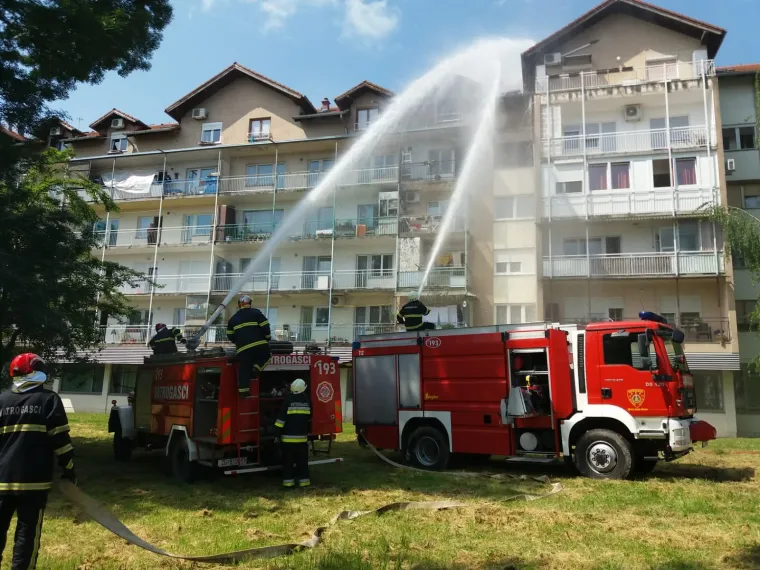 U subotu ujutro u Dugom Selu izbio je požar u stanu stambene zgrade, a uslijed čega je poginula jedna žena, potvrđeno je iz PU Zagrebačke.