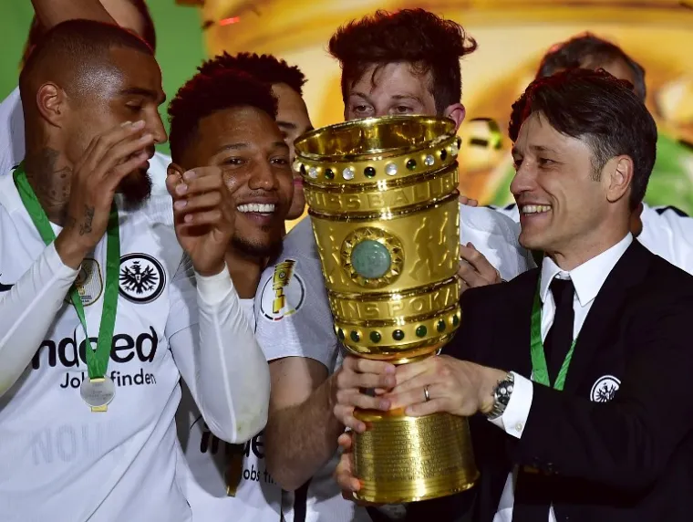 HRVATI NAPRAVILI &Scaron;OU U BERLINU: Rebić proslavio gol poput Messija, a trofej je primio ogrnut hrvatskom zastavom