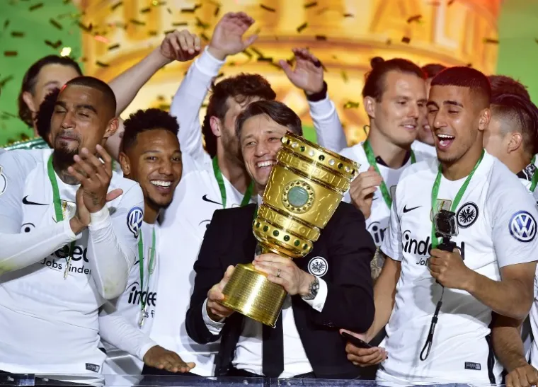 HRVATI NAPRAVILI &Scaron;OU U BERLINU: Rebić proslavio gol poput Messija, a trofej je primio ogrnut hrvatskom zastavom