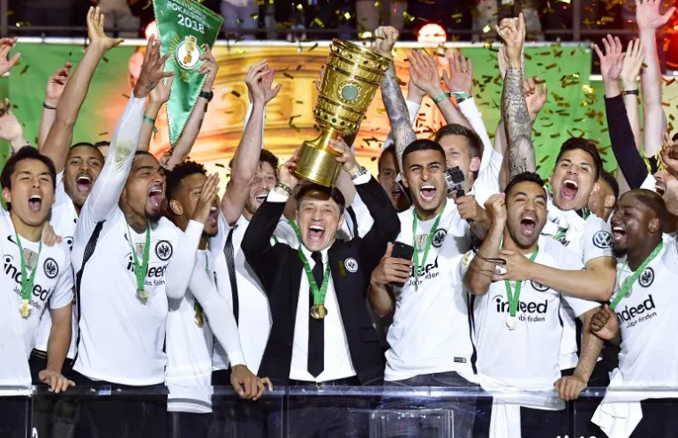 HRVATI NAPRAVILI &Scaron;OU U BERLINU: Rebić proslavio gol poput Messija, a trofej je primio ogrnut hrvatskom zastavom