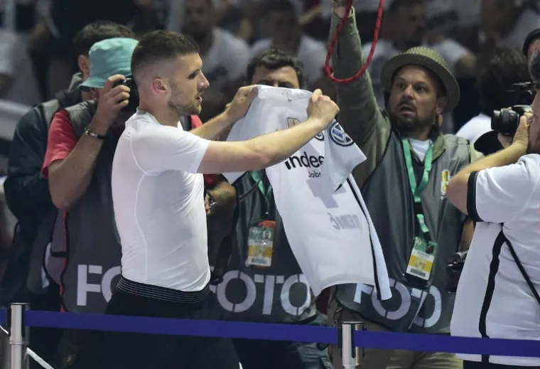 HRVATI NAPRAVILI &Scaron;OU U BERLINU: Rebić proslavio gol poput Messija, a trofej je primio ogrnut hrvatskom zastavom