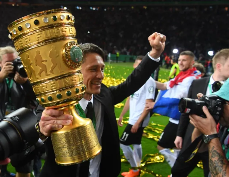 HRVATI NAPRAVILI &Scaron;OU U BERLINU: Rebić proslavio gol poput Messija, a trofej je primio ogrnut hrvatskom zastavom