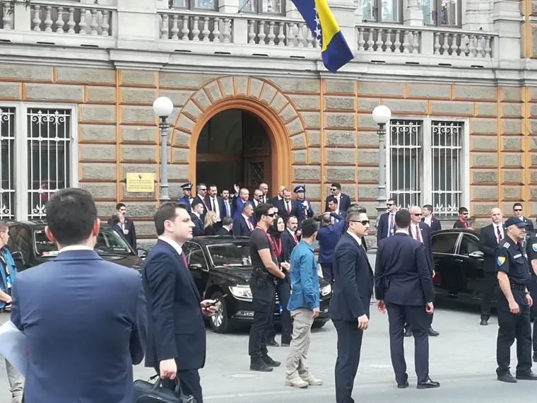 Erdogan u Sarajevu boravi u pratnji supruge Emine, a njihov posjet BiH trebao bi trajati do kasnih večernjih sati i uključuje razgledavanje starog dijela Sarajeva