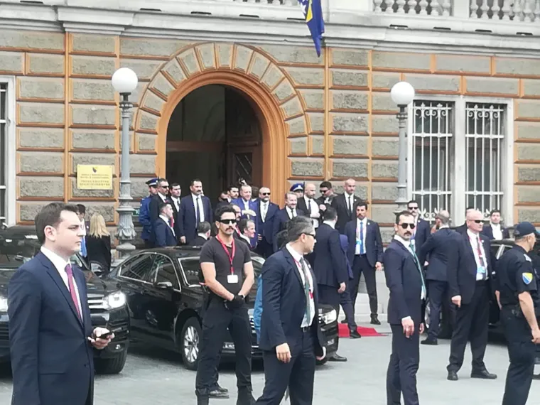 Erdogan u Sarajevu boravi u pratnji supruge Emine, a njihov posjet BiH trebao bi trajati do kasnih večernjih sati i uključuje razgledavanje starog dijela Sarajeva