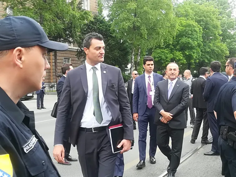 Erdogan u Sarajevu boravi u pratnji supruge Emine, a njihov posjet BiH trebao bi trajati do kasnih večernjih sati i uključuje razgledavanje starog dijela Sarajeva