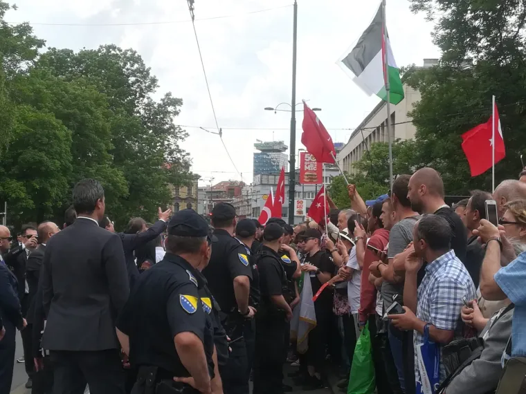 Erdogan u Sarajevu boravi u pratnji supruge Emine, a njihov posjet BiH trebao bi trajati do kasnih večernjih sati i uključuje razgledavanje starog dijela Sarajeva