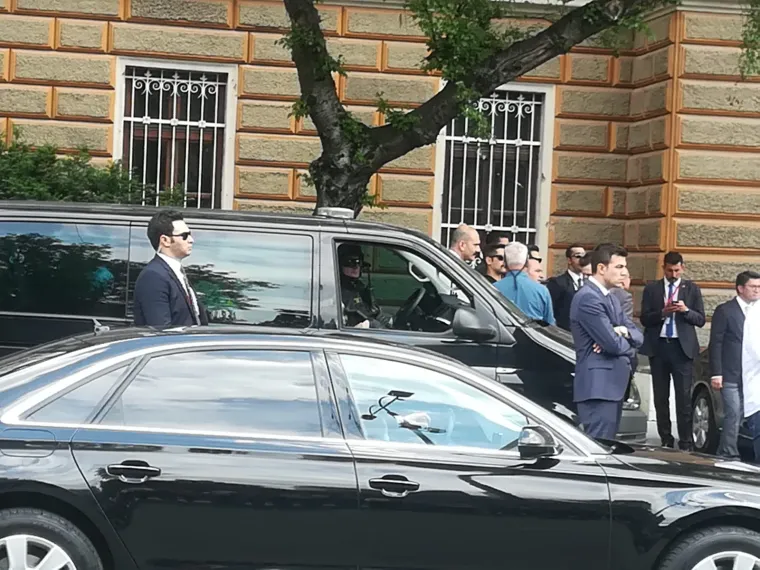 Erdogan u Sarajevu boravi u pratnji supruge Emine, a njihov posjet BiH trebao bi trajati do kasnih večernjih sati i uključuje razgledavanje starog dijela Sarajeva