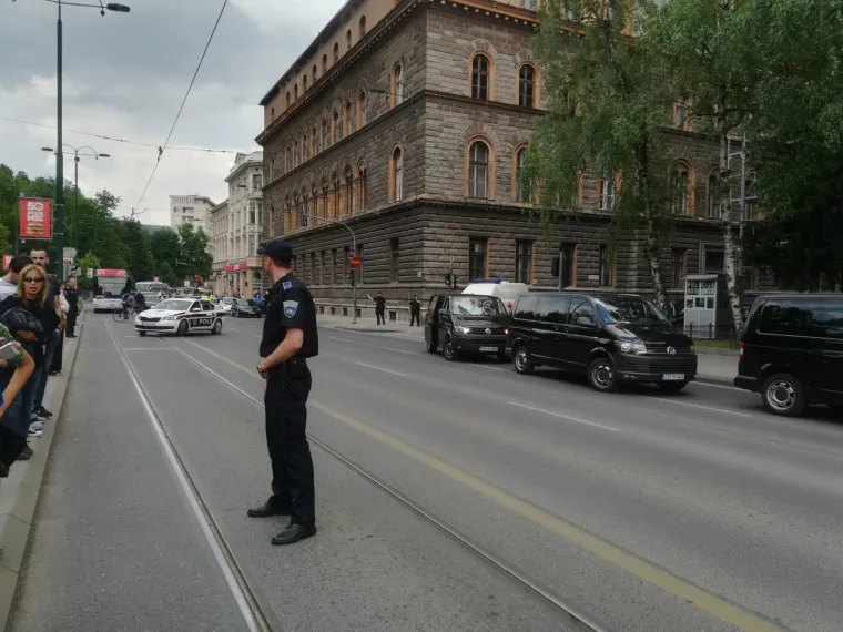 Erdogan u Sarajevu boravi u pratnji supruge Emine, a njihov posjet BiH trebao bi trajati do kasnih večernjih sati i uključuje razgledavanje starog dijela Sarajeva