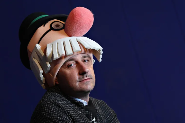 Ako se ne bavite politikom, politika se bavi Vama...
Ili, preciznije, političari se bave va&scaron;im životima, nerijetko se vi&scaron;e trudeći da se svide i ostave pozitivan dojam, nego da ne&scaron;to naprave. No, iza brižno planiranih  protokola i koreografiranih  nastupa, koalicija i protukoalicija, vlasti i oporbe su ljudi sa svojim manama i vrlinama, koji
uz sve poslove ostavljaju dojam da se i dobro zabavljaju. Agencija Pixsell okupila je zato fotografije koje političari možda i ne bi htjeli da vidite... 
20.06.2012., Zagreb - Ministar graditeljstva i prostornoga uredjenja, Ivan Vrdoljak uz pomoc djelatnika kazalista - Tvornica lutaka na trenutak je postao profesor Baltazar i time ispunio djecacki san.
Photo: Davor Puklavec/PIXSELL