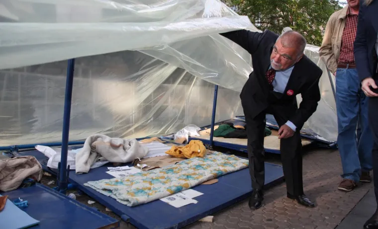 23.05.2010., Varsavska ulica, Zagreb - Umirovljeni predsjednik Stjepan Mesic dosao je medju prosvjednike u Varsavskoj i pruzio im potporu. 
Photo: Marko Prpic/PIXSELL