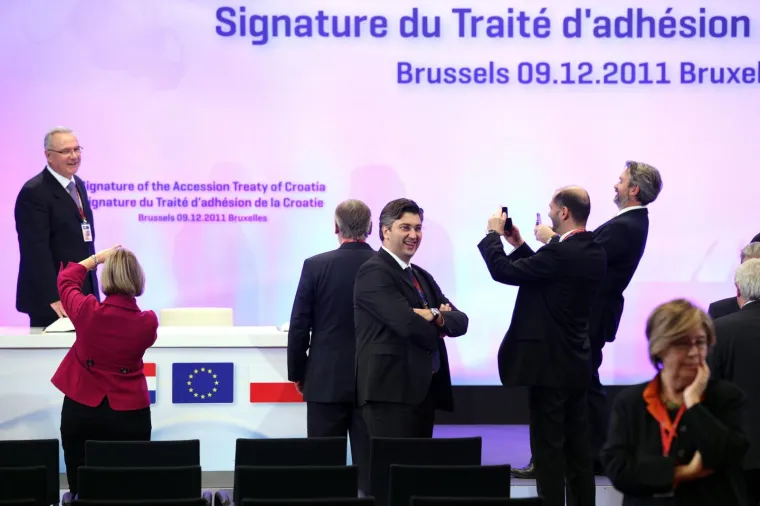 09.12.2011., Bruxelles, Belgija - Na svecanosti u Bruxellesu danas ja potpisan pristupni ugovor Republike Hrvatske sa Europskom unijom. Vesna Pusic sve je dokumentirala mobitelom. Photo. Patrik Macek/PIXSELL